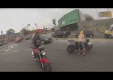 Полицейский стреляет в уличных угонщиков мотоциклов